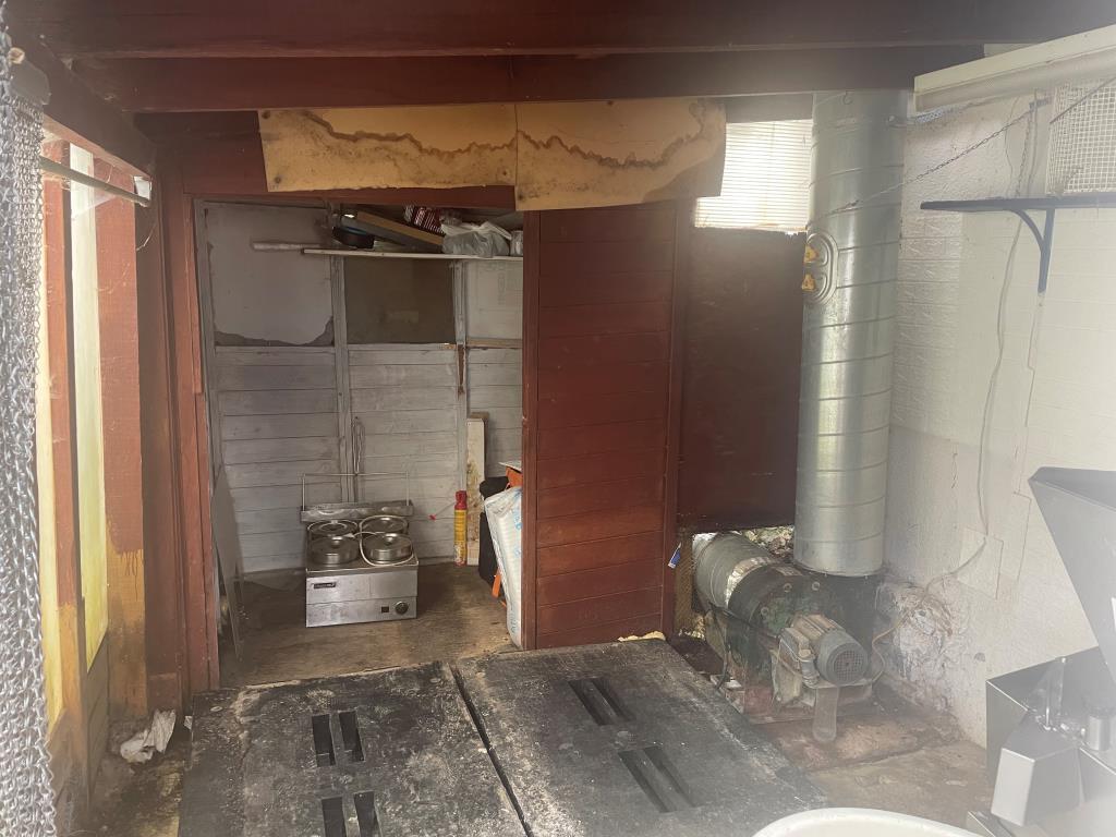 Lot: 91 - DETACHED COMMERCIAL PREMISES - Rear lean to store area